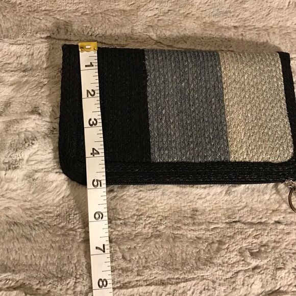 𝅺: : 70s / 80s Inspired Woven Wicker Style Clutch Wristlet with Tassel : : - Picture 4 of 13